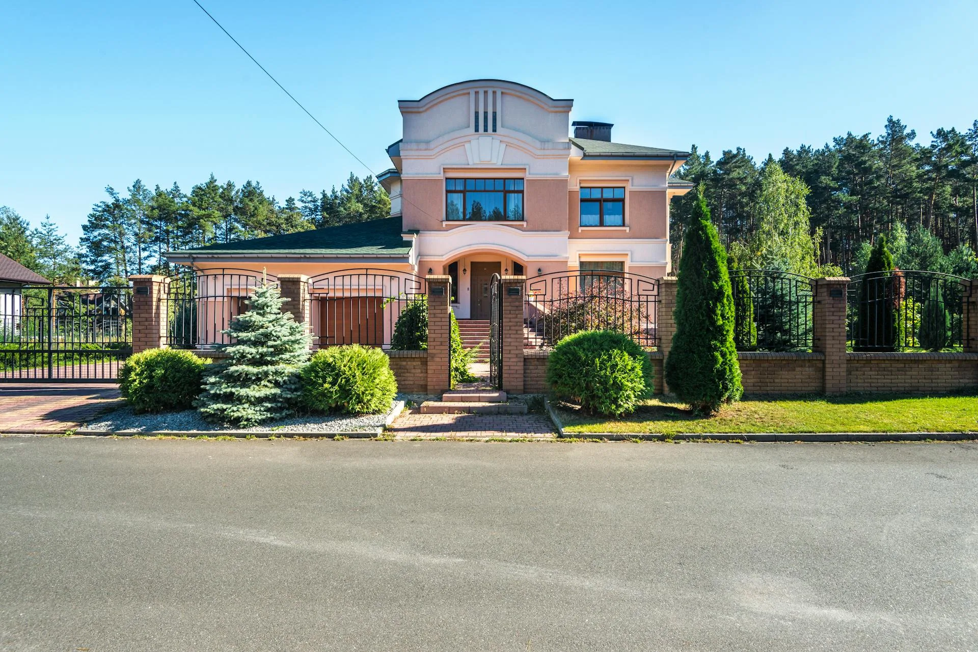 Luxury residential property with quality fencing by Amazing Fences